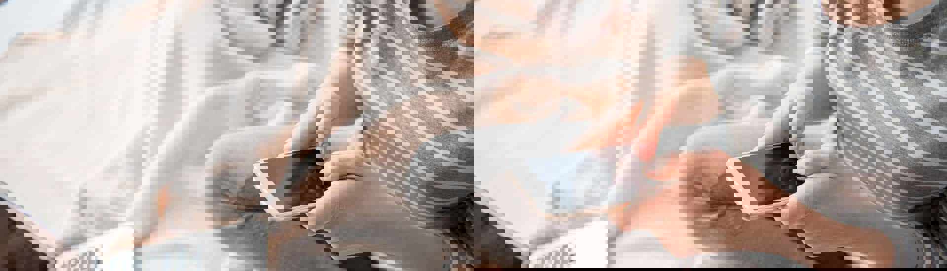 Mama met slapende baby en smartphone: smartphoneverslaving