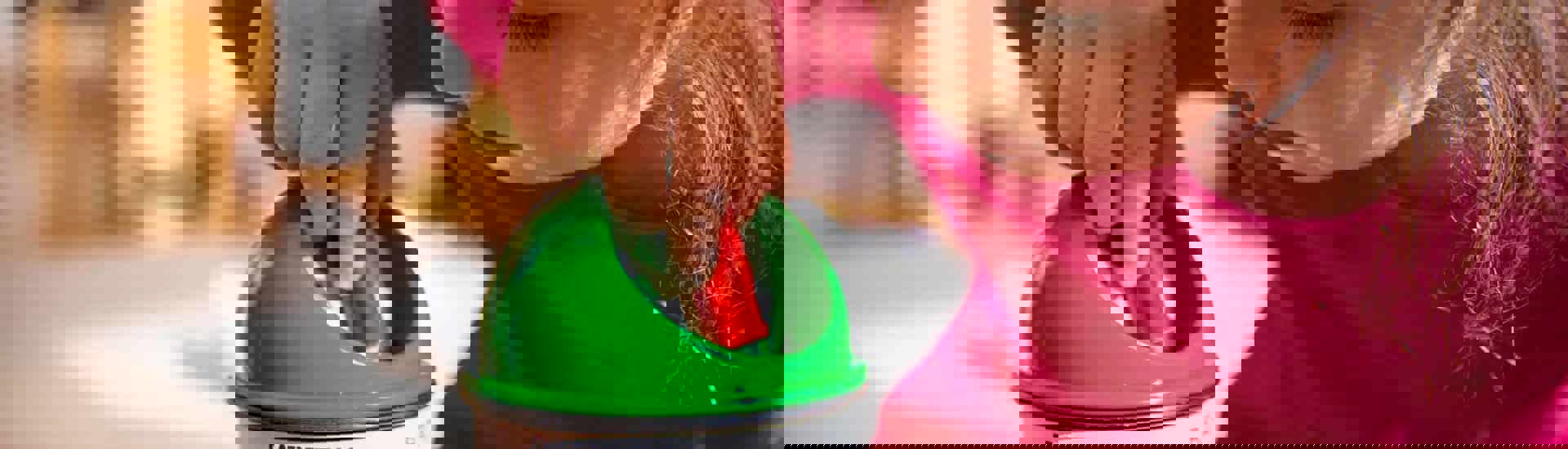 Jong meisje met batterijen