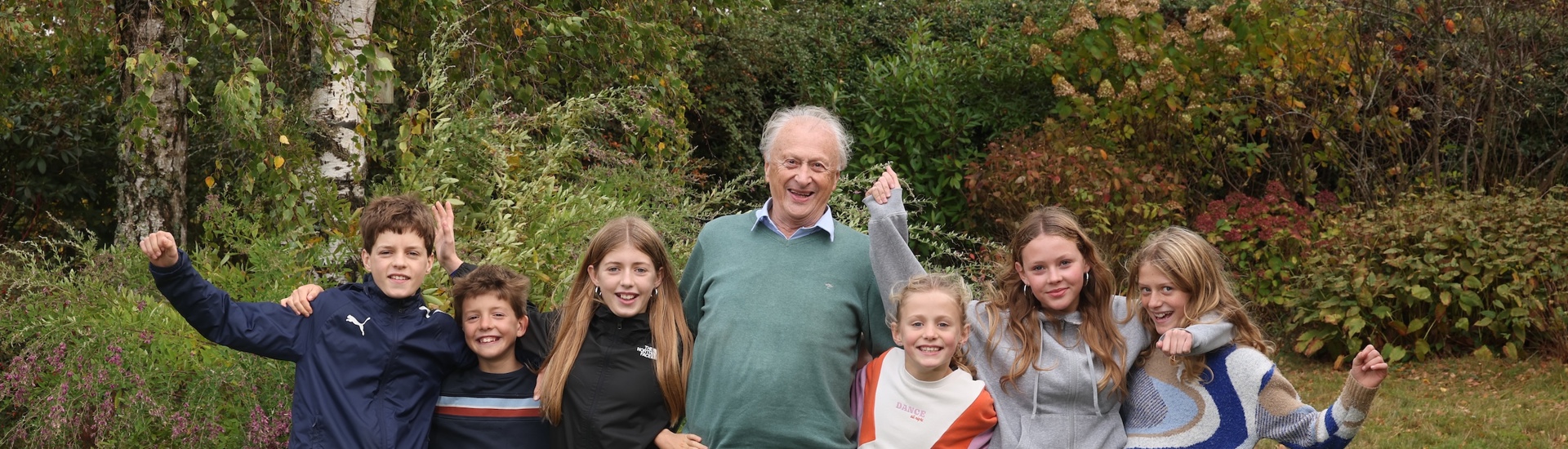 Alfons Vansteenwegen poseert met kleinkinderen