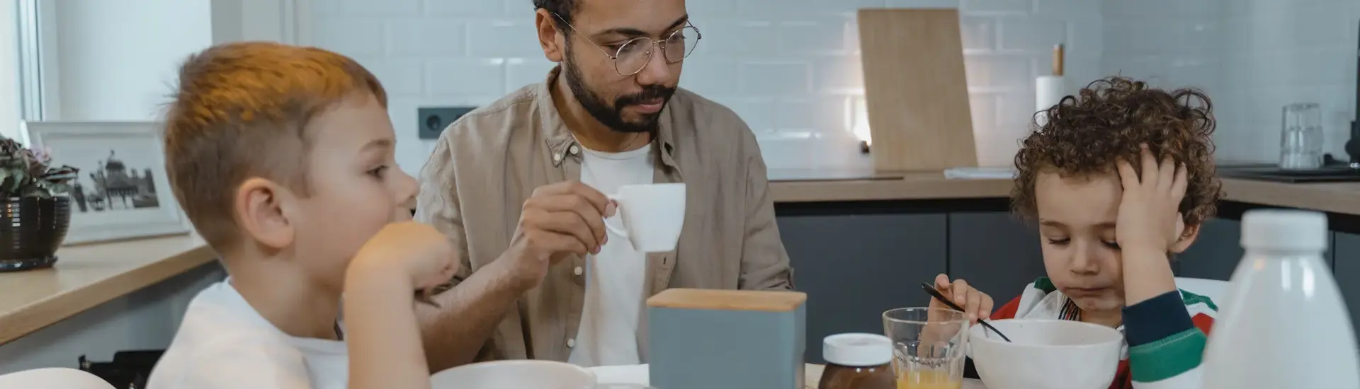 Kleuter wil niet eten - gezin aan tafel