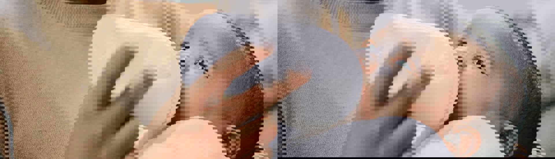 Papa geeft baby drinken met babyfles