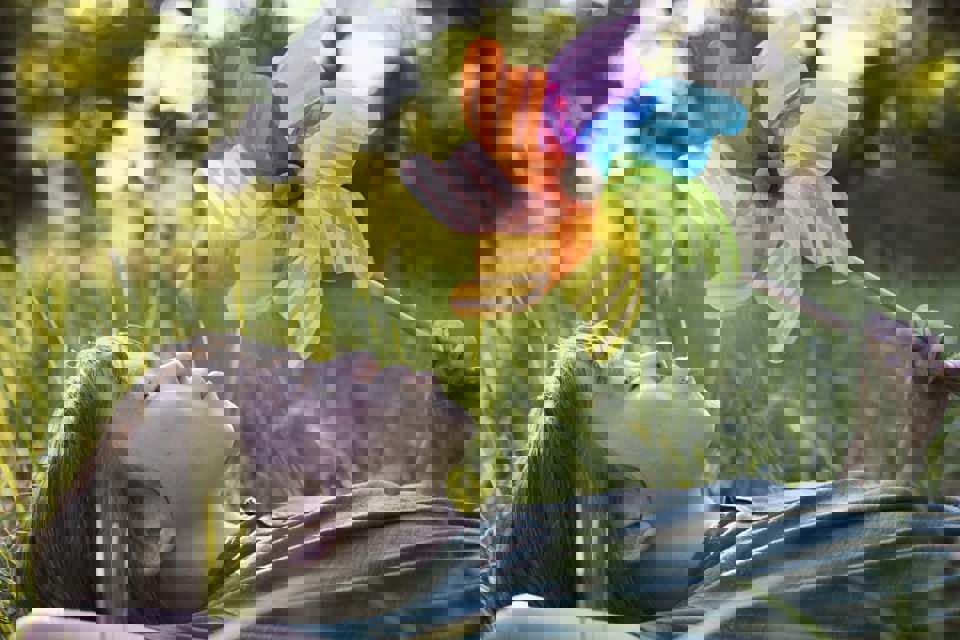 Meisje met windmolentje: onze luchtkwaliteit is onvoldoende