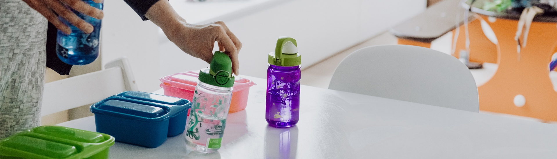 Brooddoos vullen tegen honger op school - Foto Hilde Vanderstraete