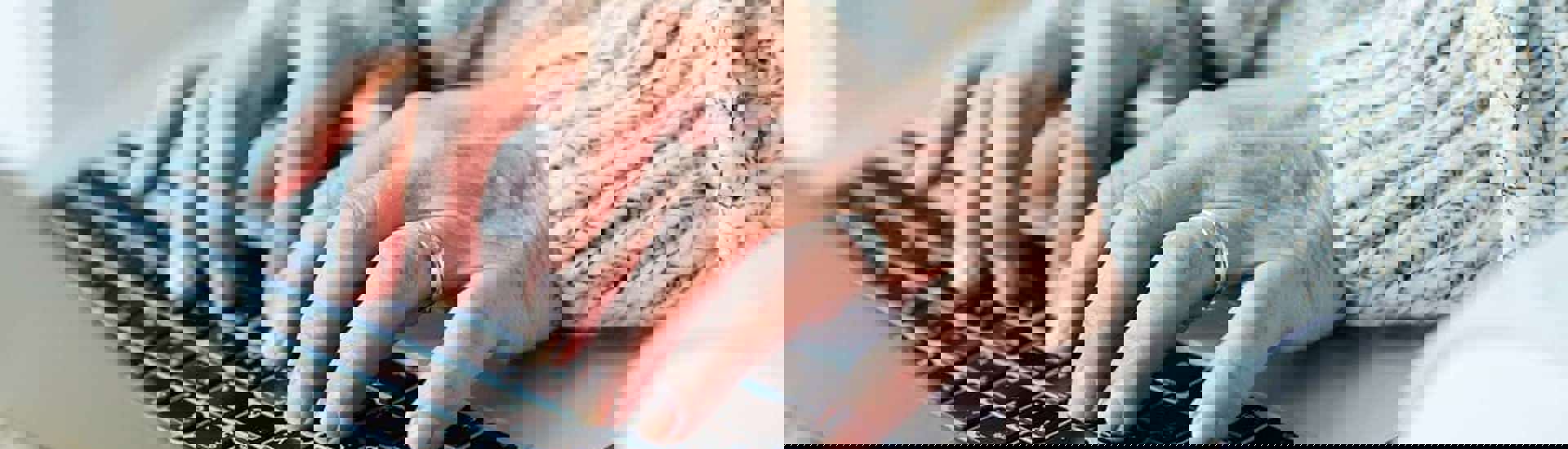 Vrouw aan computer: nalatenschap aan kleinkind doorgeven