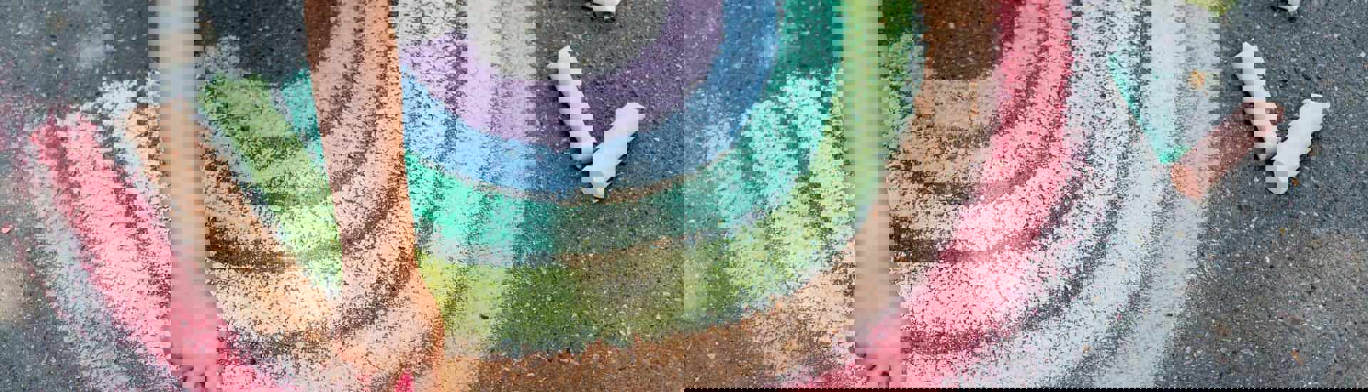 Krijttekening van een regenboog: Temse laat kinderen mee de openbare ruimte inrichten