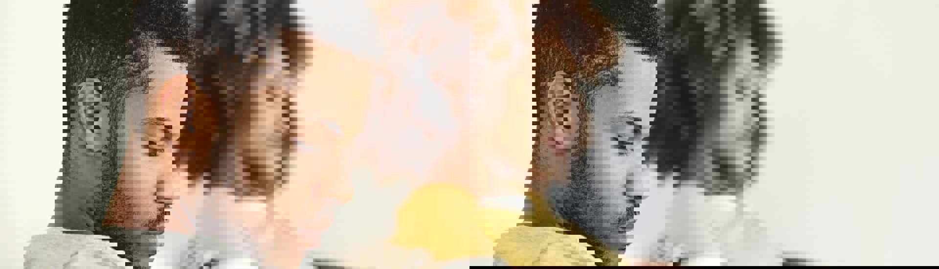 Prille ouders lezen boek om aan hun relatie te werken