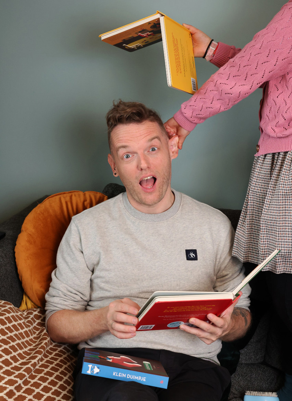 Tom De Cock Met Boek Aan Oor Getrokken