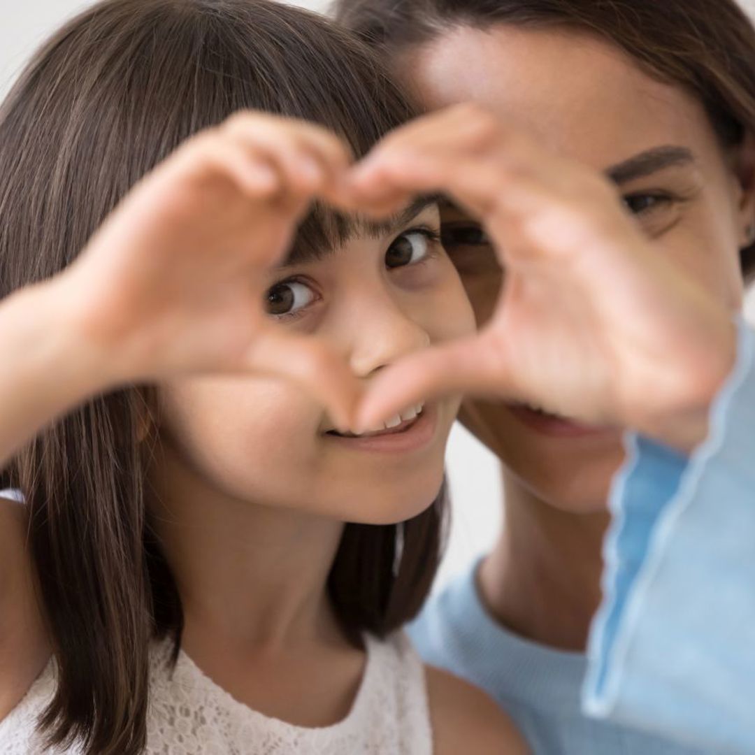 Gezinsbond moeder en dochter hart van handen