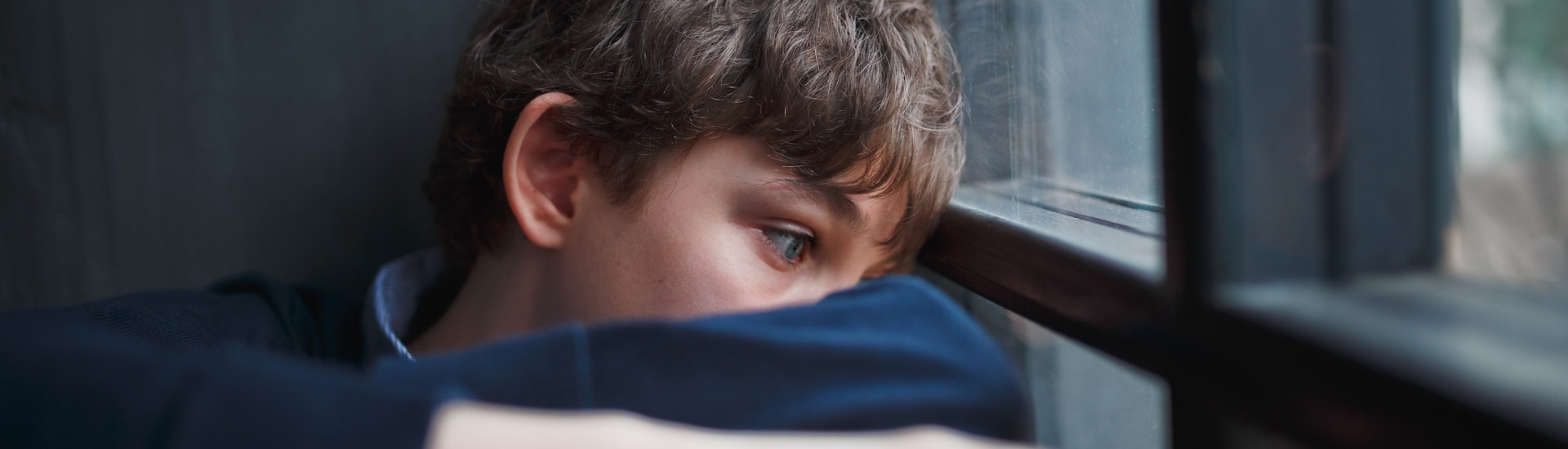 Verdrietige jongen: hoe tiener omgaan met verlies babybroer babyzus