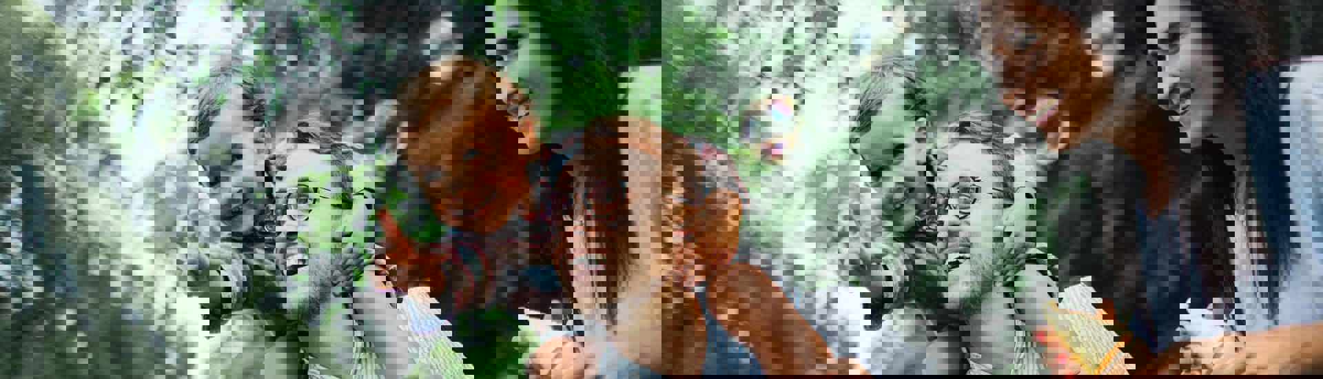 Zoontje zit op de schouders van papa