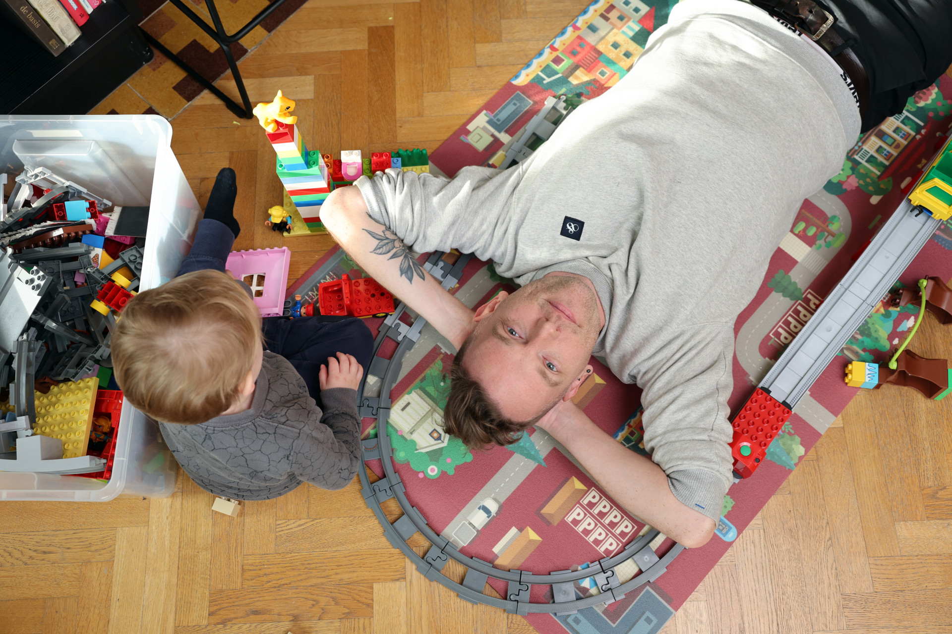 Tom De Cock Speelt Met Pleegzoontje