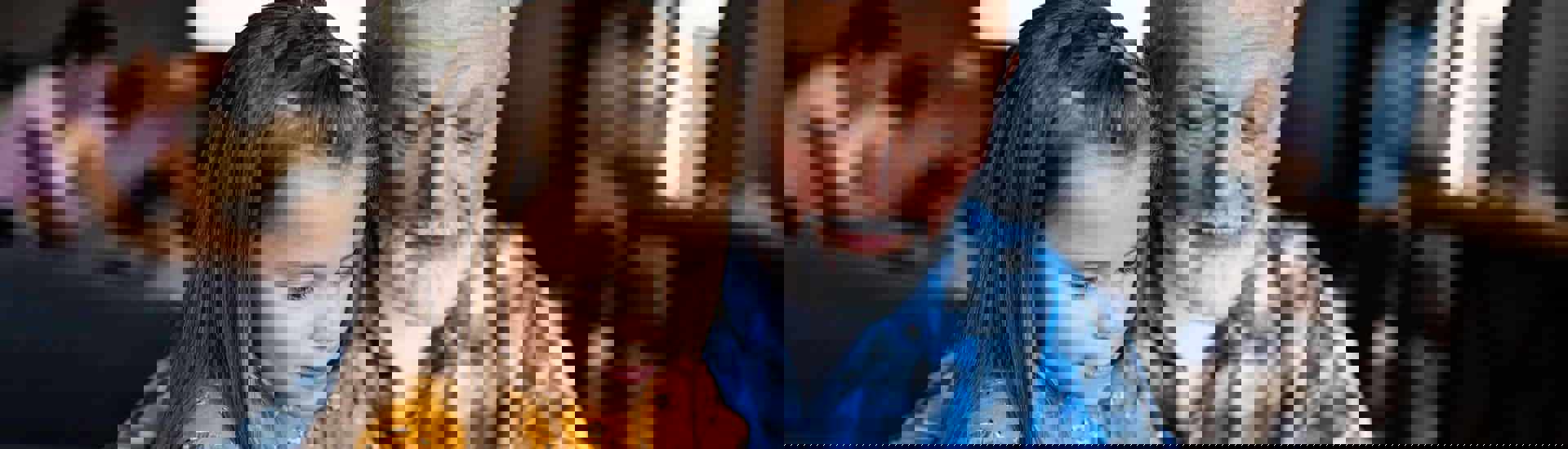 Opa en kleinkind: als sandwichgeneratie hulp vragen en grenzen stellen is een kunst