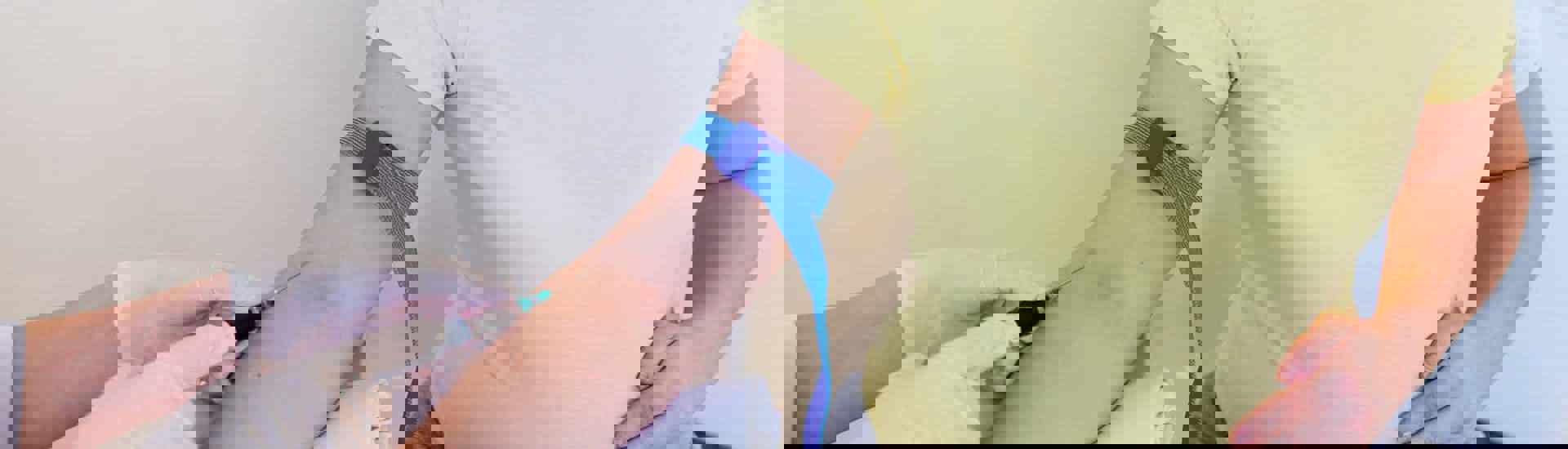 Zwangere vrouw krijgt vaccinatie tegen kinkhoest