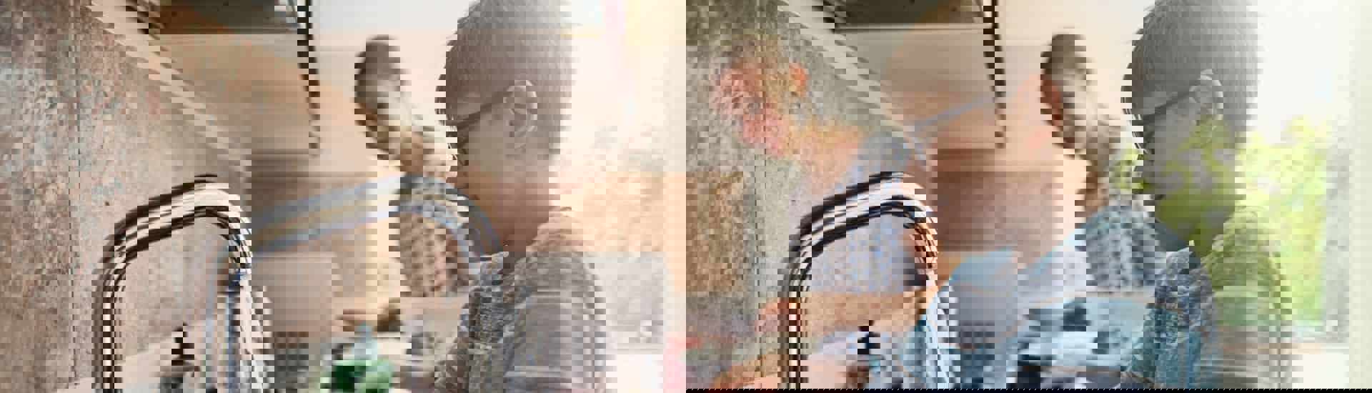 Kind helpt met huishoudelijke klusjes in de keuken