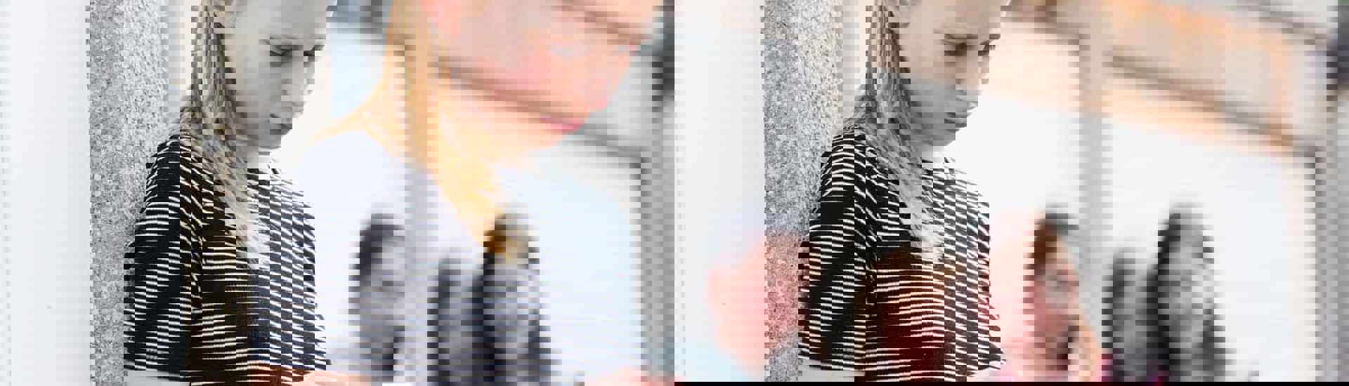 Meisje wordt gepest via cyberpesten