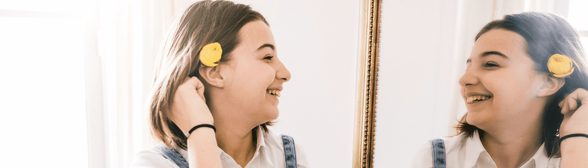 Tiener kijkt in spiegel: positief zelfbeeld opbouwen