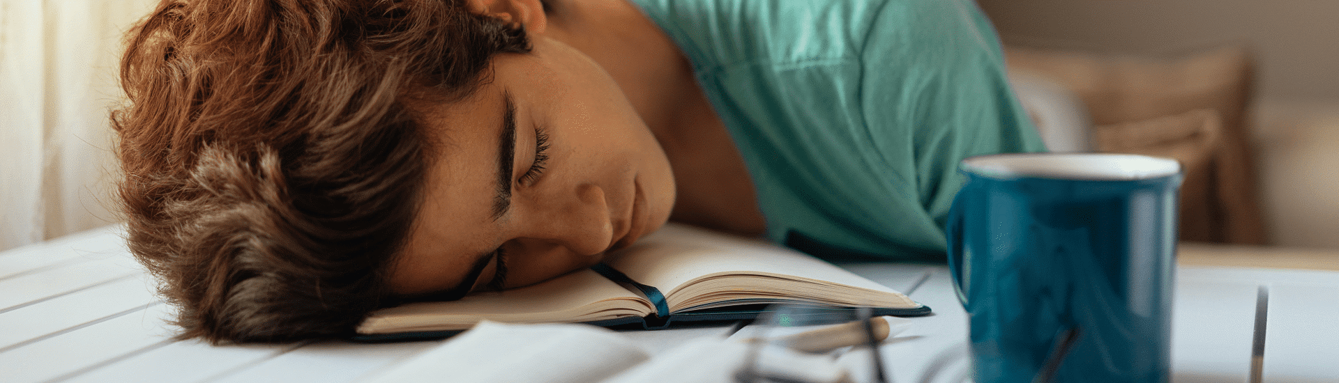 Kind slaapt op boek: Slaaptekort bij tieners