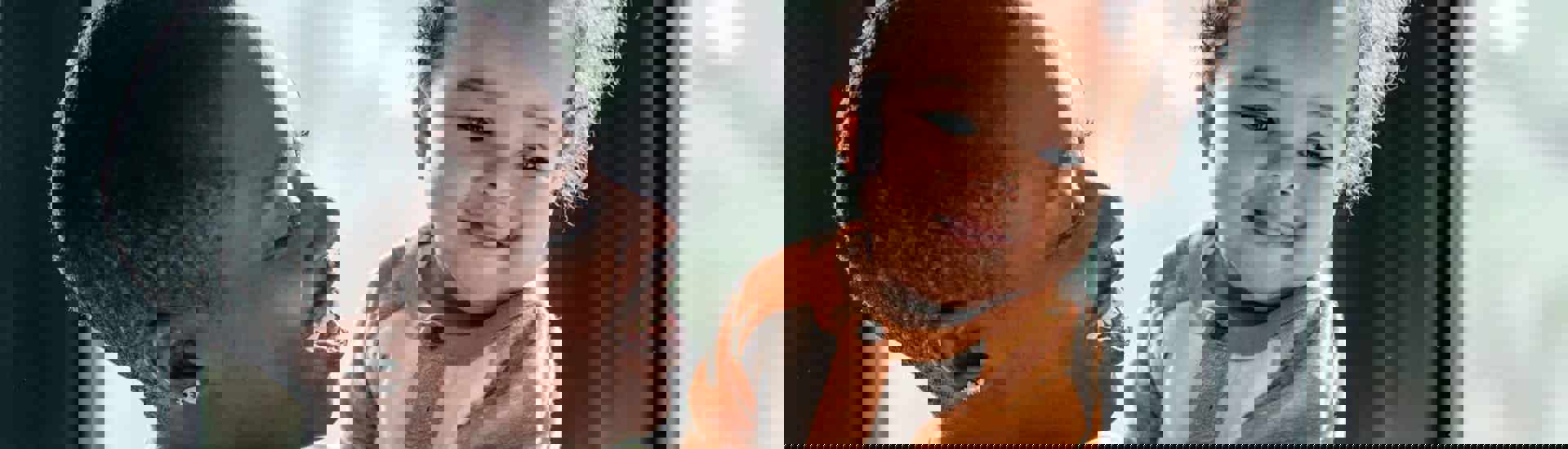 Mama zingt liedje voor baby