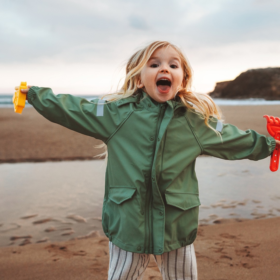 Banner Kleuter Lente aan de zee met zand aan het spelen