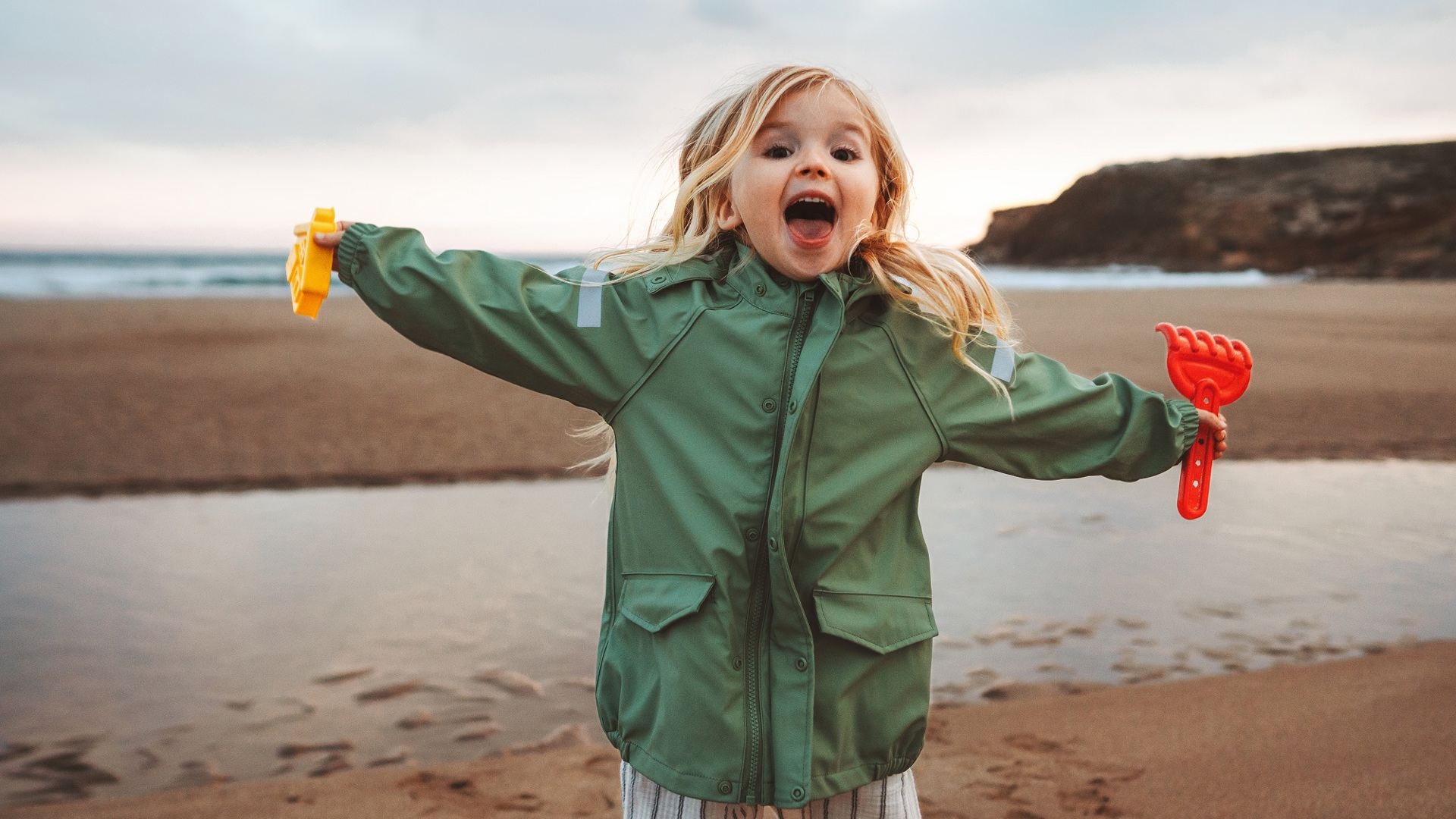 Banner Kleuter Lente aan de zee met zand aan het spelen