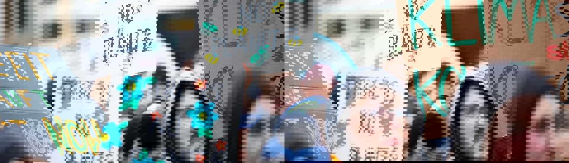 Mensen betogen voor het klimaat: makkelijke klimaattips voor het hele gezin