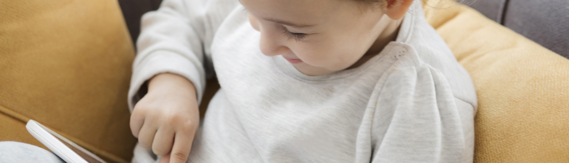 Schermtijd Bij Kleuters Meisje Op Tablet