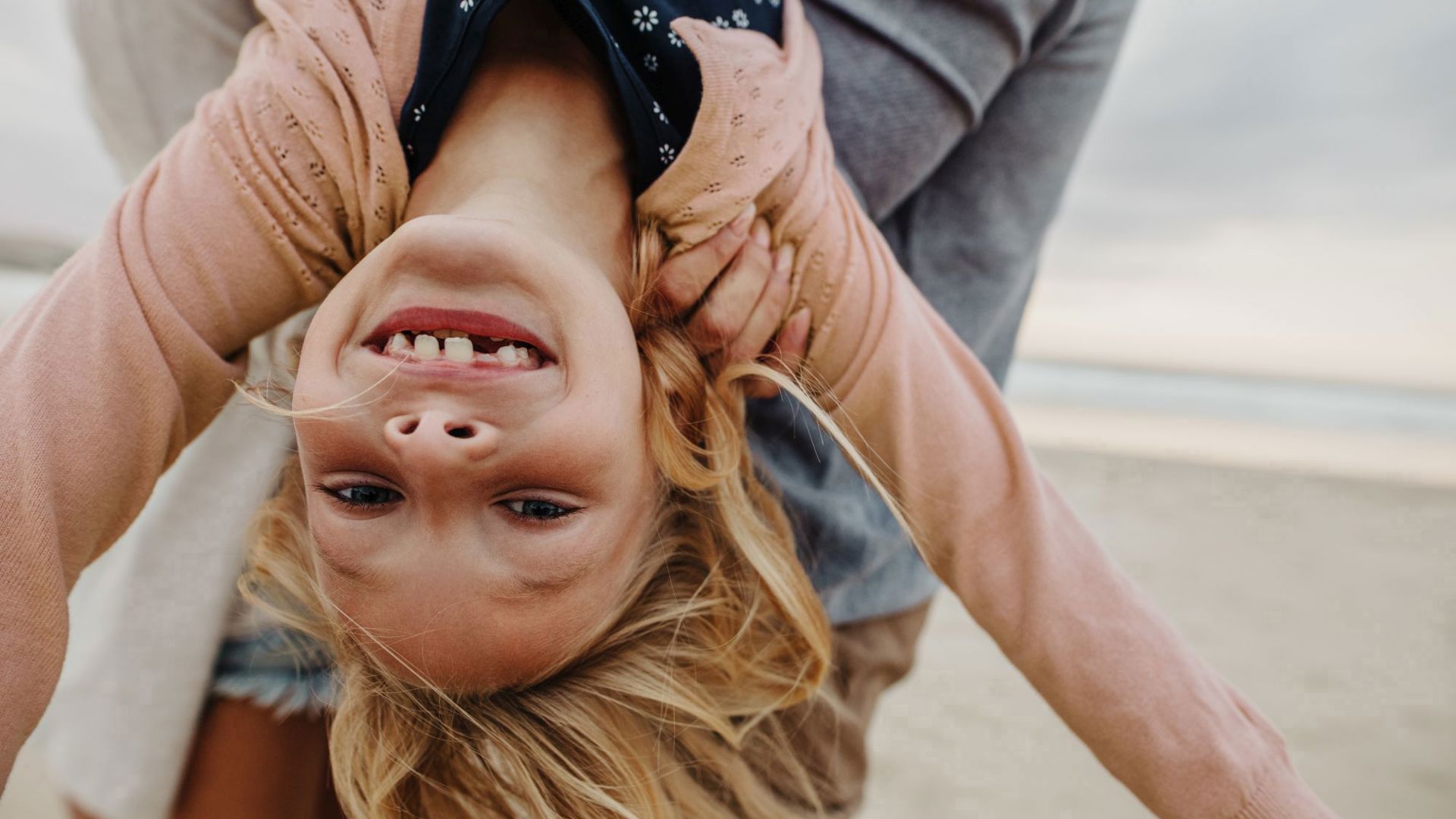 Gezinsbond meisje ondersteboven