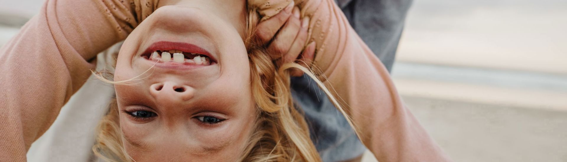 Gezinsbond meisje ondersteboven