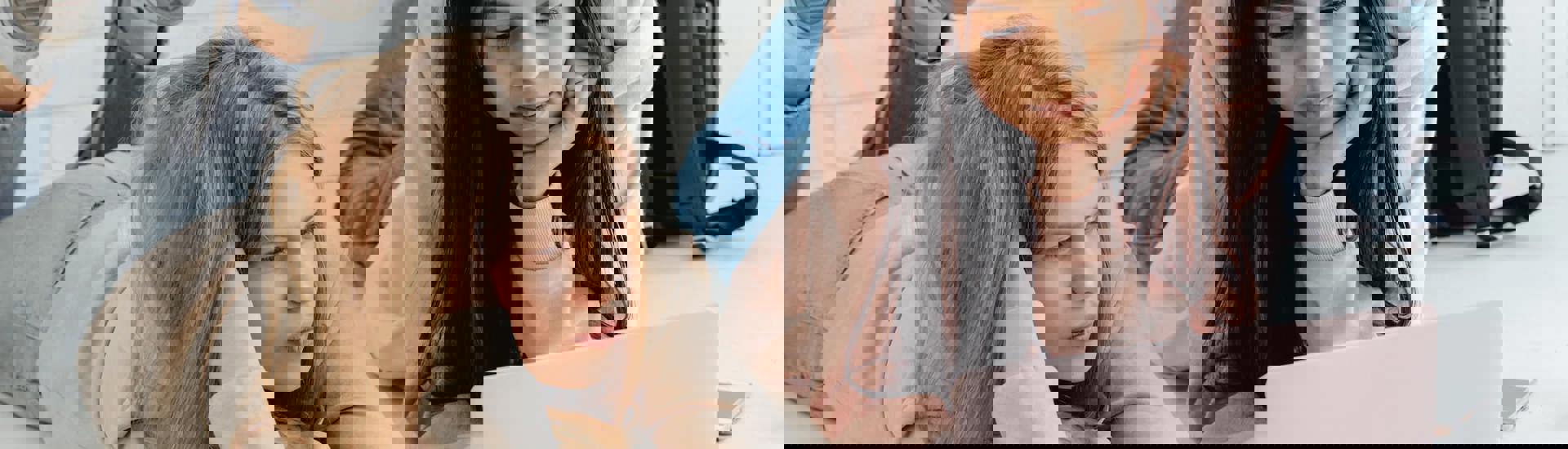 Tieners op laptop: Smartschool