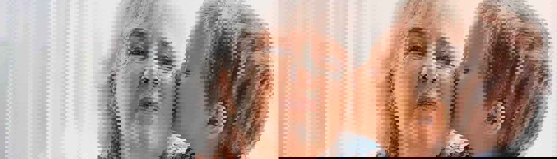 Kleinkind geeft een kusje aan oma: hoe stel je grenzen aan de opvang van kleinkinderen?