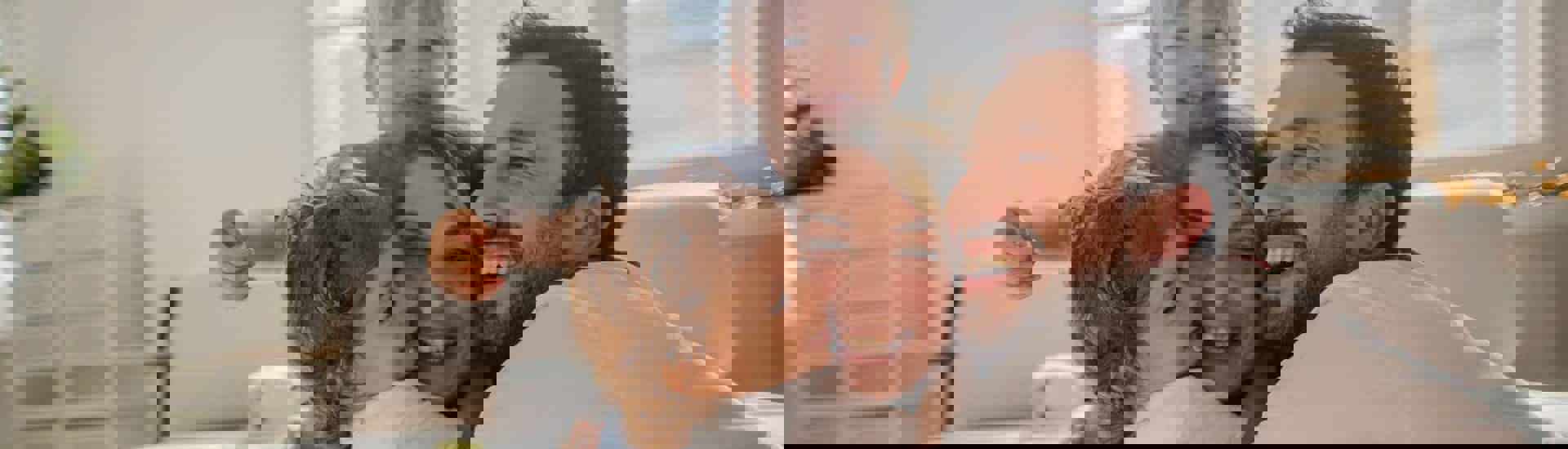 Familie geeft elkaar een grote knuffel