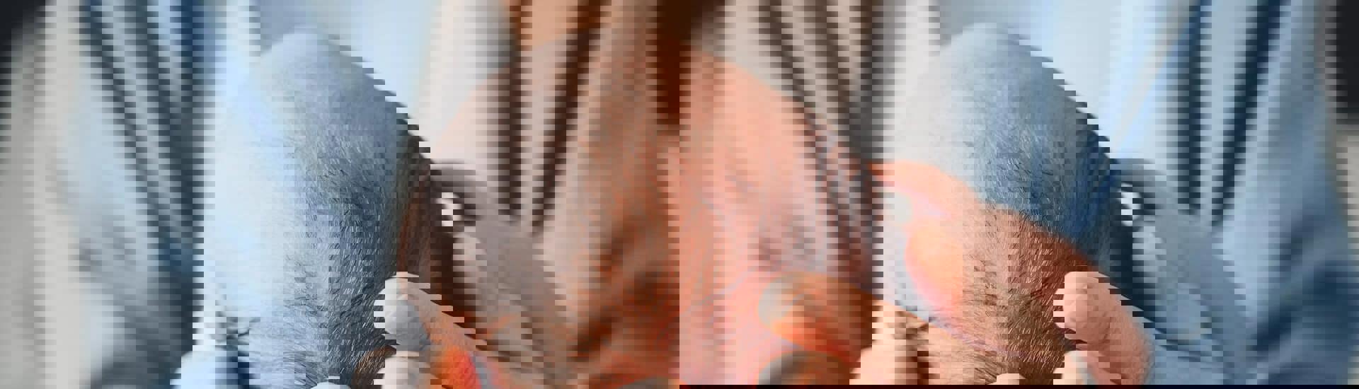 Mama met babyblues houdt baby vast