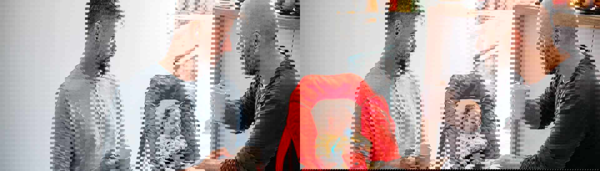 Koppel en slapende baby aan tafel: Nina Mouton over zelfzorg in relaties 