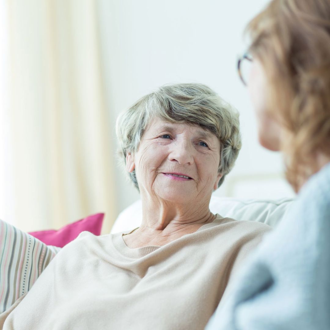 Gezinsbond oudere vrouw met gezelschap