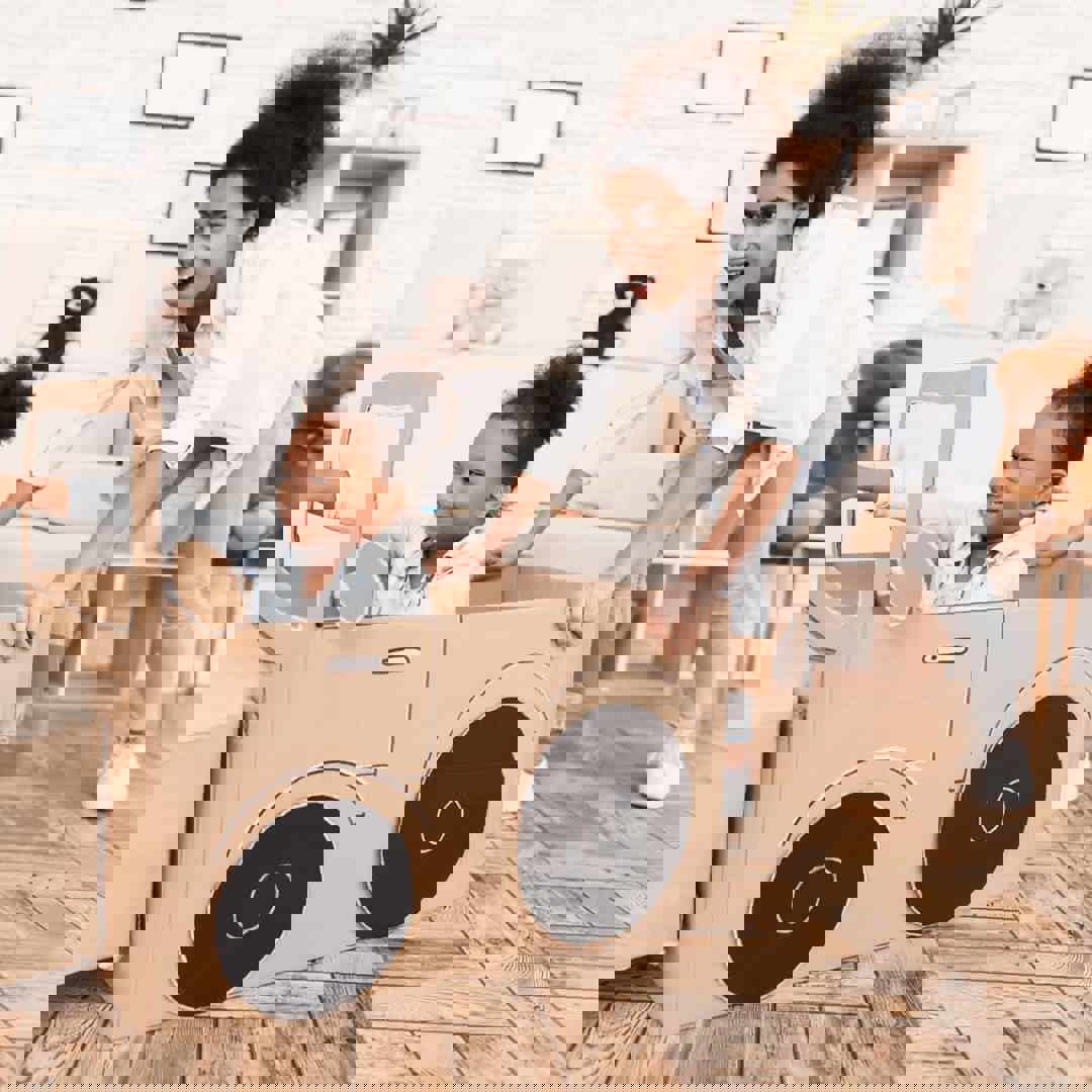 Kleuter rijdt in zelfgemaakte kartonnen auto: over genderbewust opvoeden