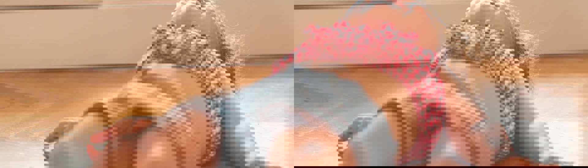 Wenende peuter op de grond: Hoe ga je om met typisch peutergedrag?