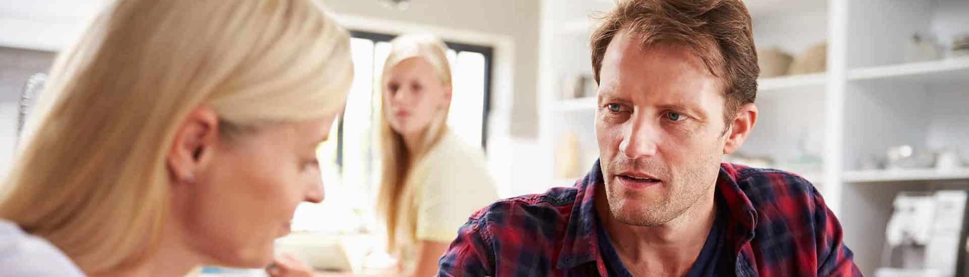 Gescheiden ouders maken afspraken over de opvoeding van hun puber