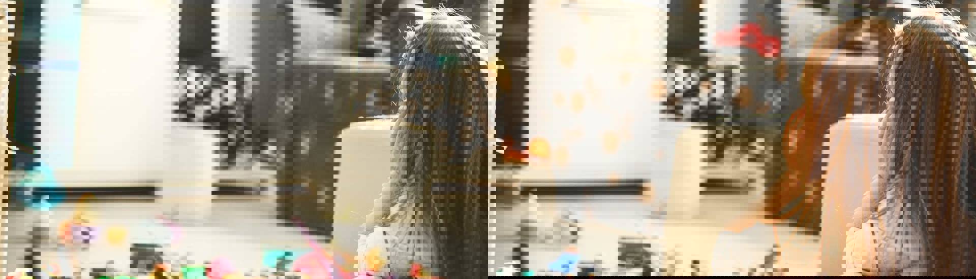 Kleuter kijkt naar inclusieve tekenfilm