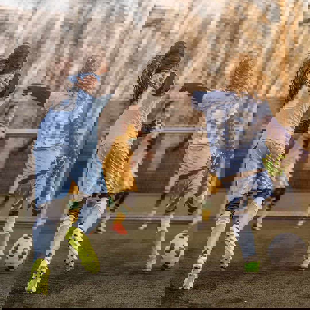 Kinderen spelen voetbal: zo kies je een hobby voor je kind