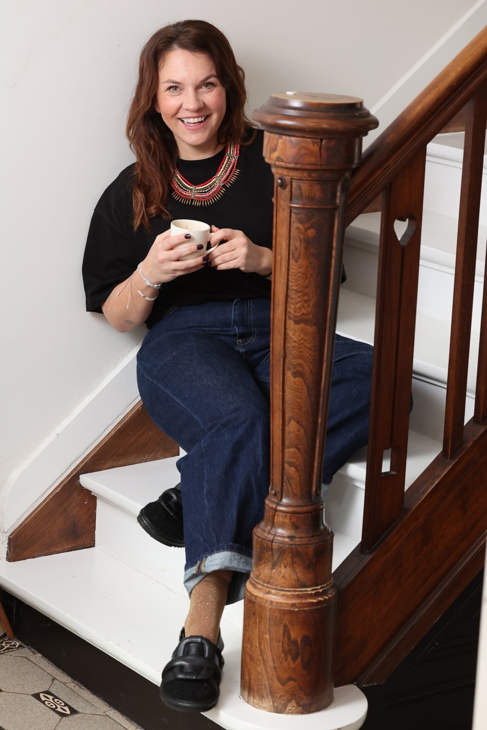 Bekende moeder Siska Schoeters zittend op trap - interview over opvoeden