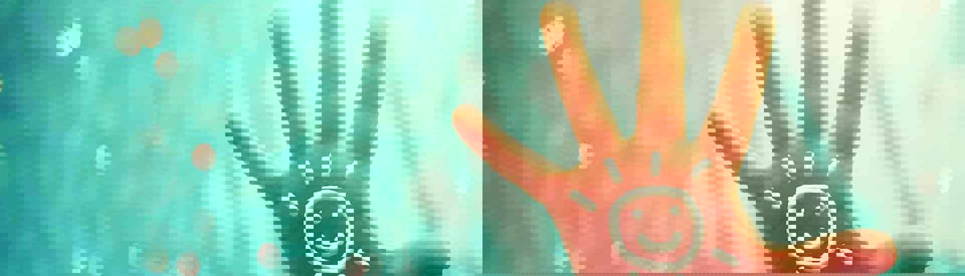 Kinderhand in de zon: veilig zonnecrème smeren