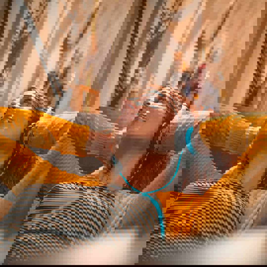 Vrouw beluistert podcast over veerkracht: voor kinderen en volwassenen