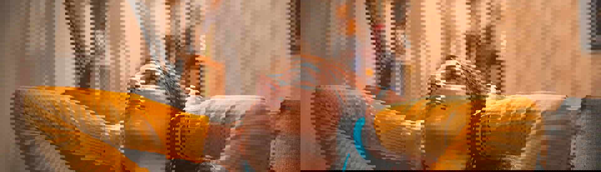 Vrouw beluistert podcast over veerkracht: voor kinderen en volwassenen