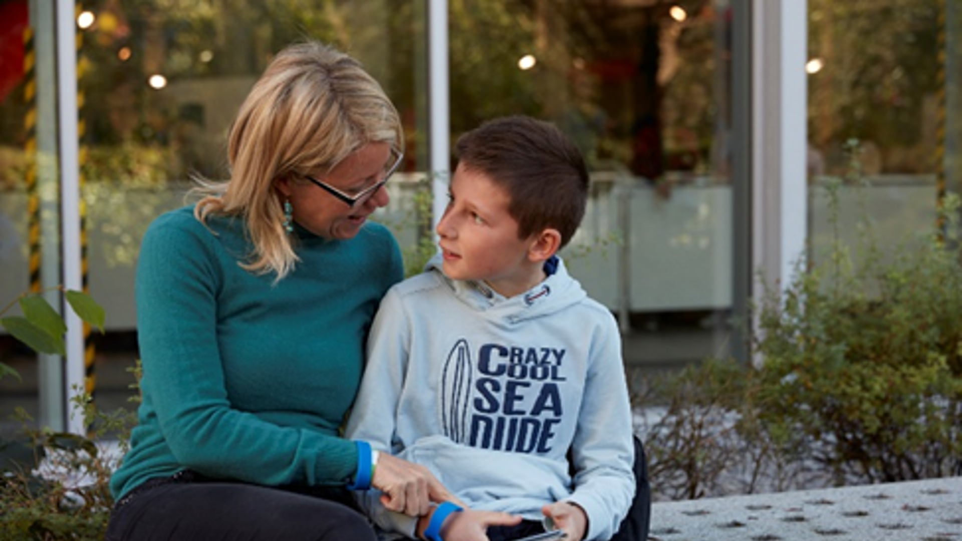 Mama en zoon met smartphone