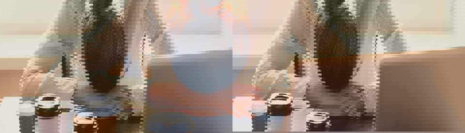 Mama met slaaptekort slaapt voor computer