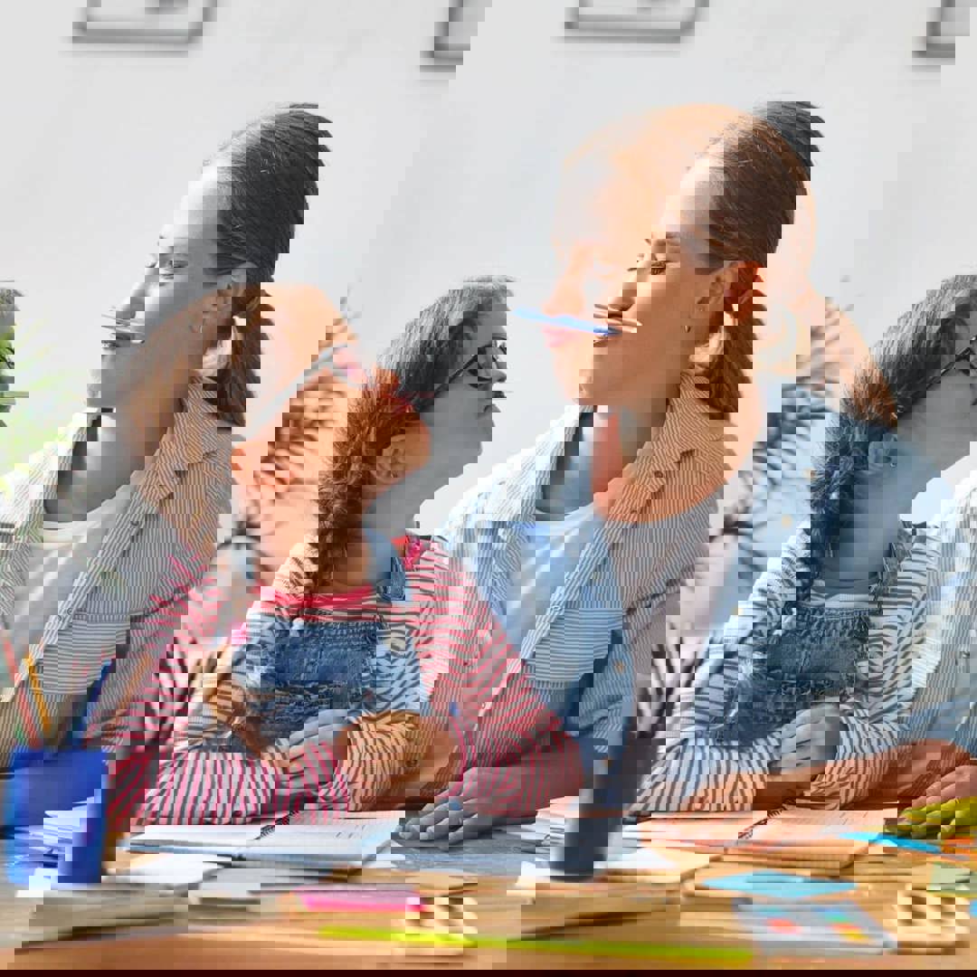 Mama en dochter spelen tijdens het studeren: tips tegen schoolstress