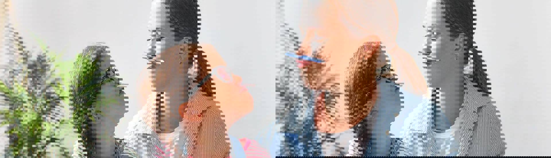 Mama en dochter spelen tijdens het studeren: tips tegen schoolstress