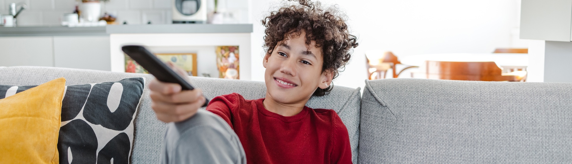 Tiener kijkt tv - wat kunnen jongeren leren van foute programma's