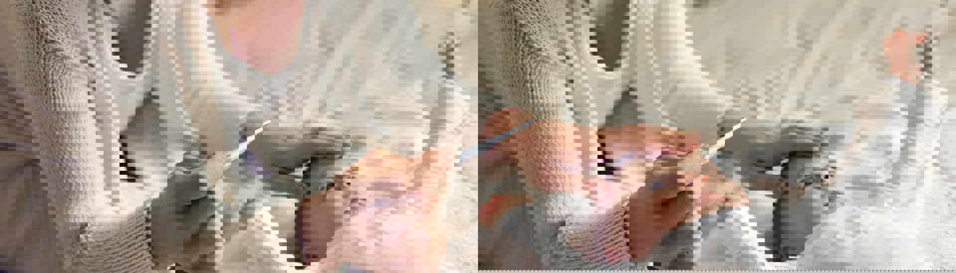 Mama meet temperatuur van zieke baby