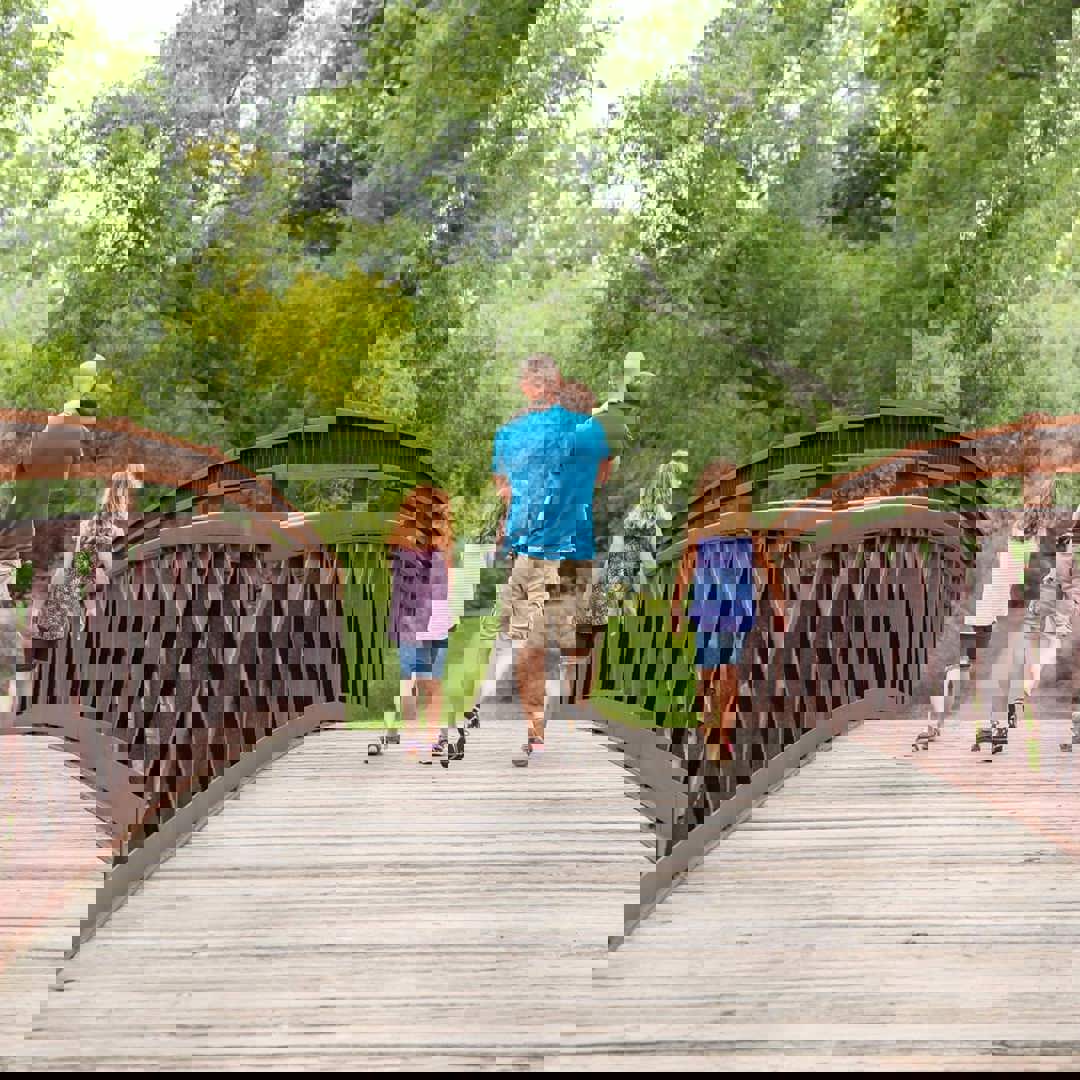 Alleenstaande ouder na scheiding wandelt met kinderen